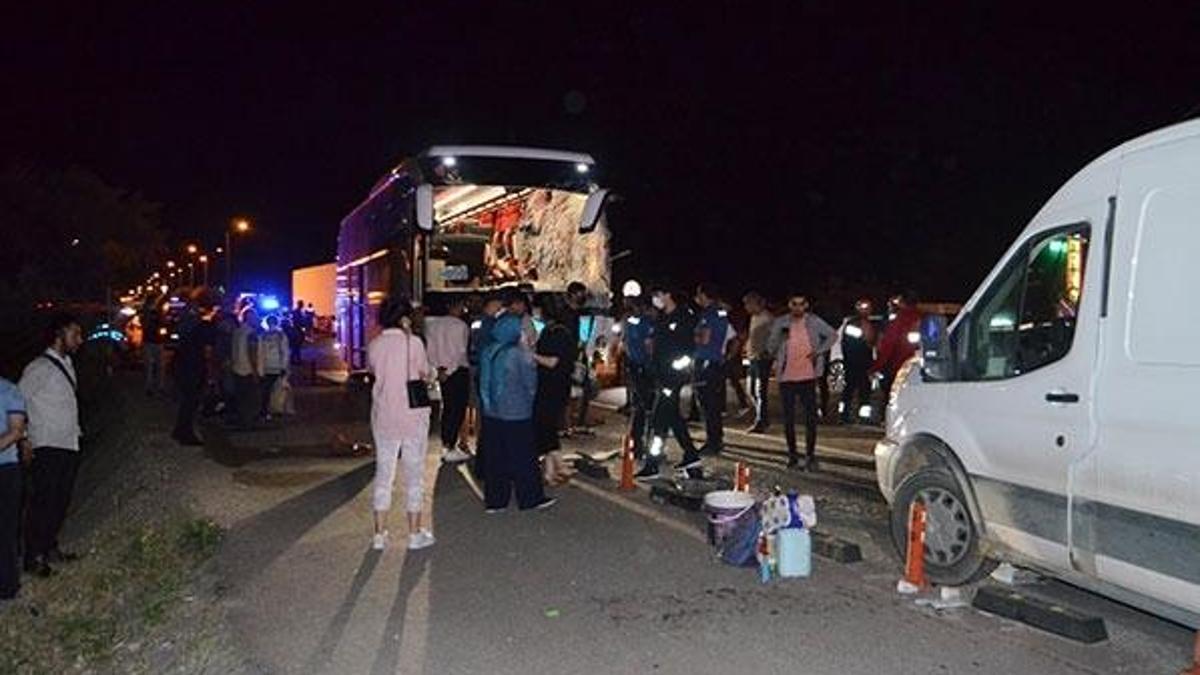 Aksaray'da otobüs ile panelvan minibüs çarpıştı: 12 yaralı