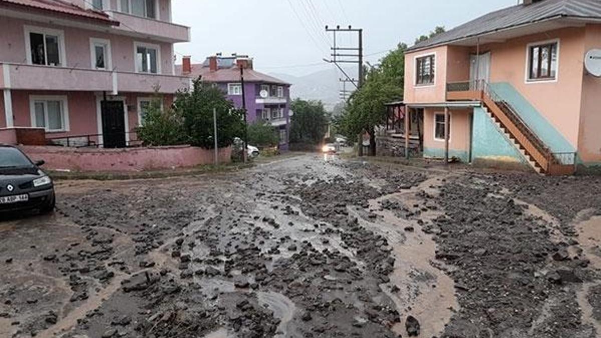 Giresun'da etkili sağanak; dere taştı, yollar çamurla kaplandı