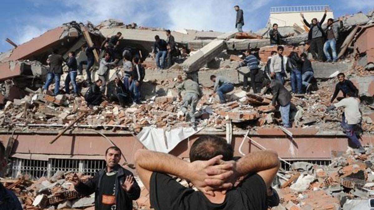 Van'daki deprem felaketinde ölen 10 cana 24 taksit