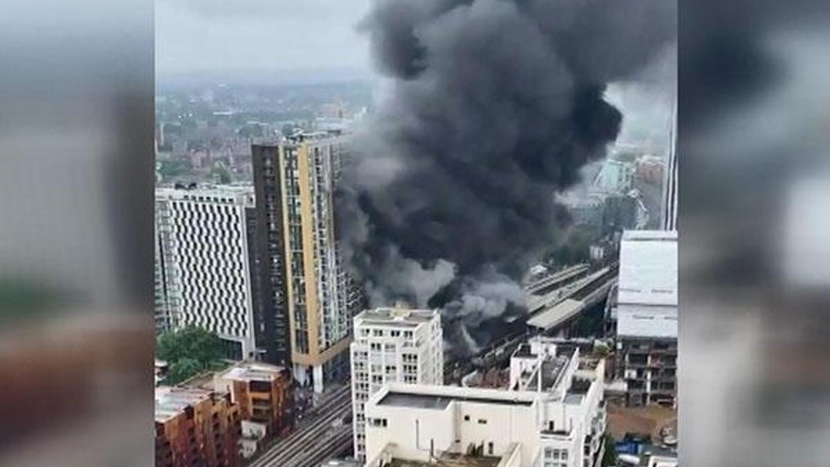 Londra'da metro istasyonunda patlama ve yangın!