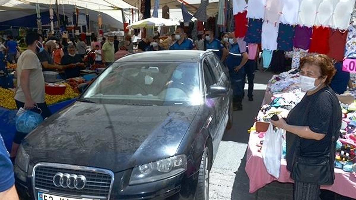 İstanbul'da pazarda ilginç anlar! 'En fazla alışveriş yapana otomobil hediye'