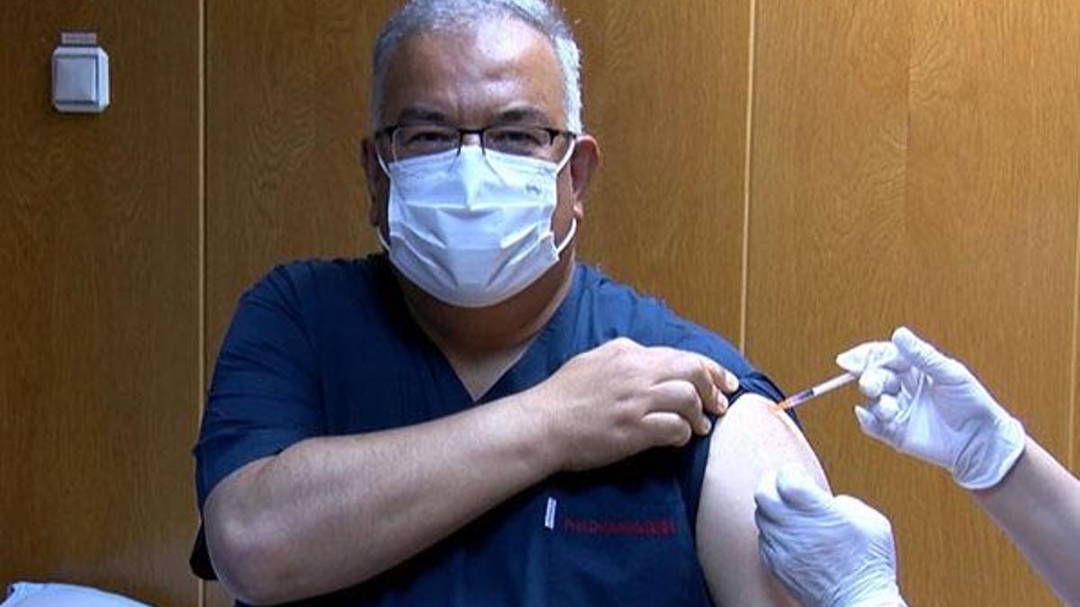 Sinovac gönüllüsü profesöre 3'üncü doz Biontech aşısı