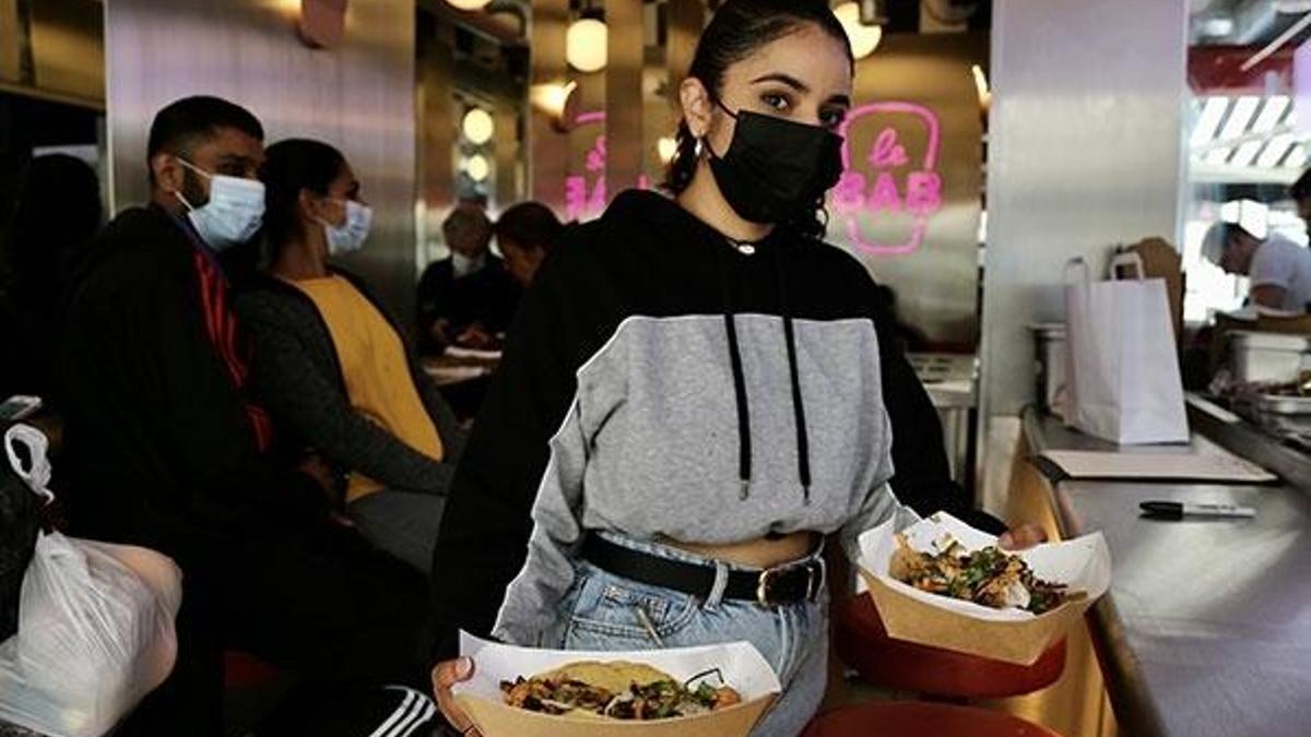 İngiltere'de Bakan Hancock'un istifasına ücretsiz kebap kutlaması!
