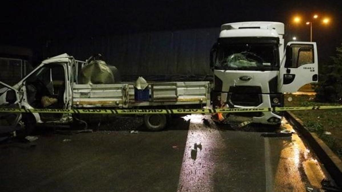 Eskişehir'de TIR'la kamyonet çarpıştı!