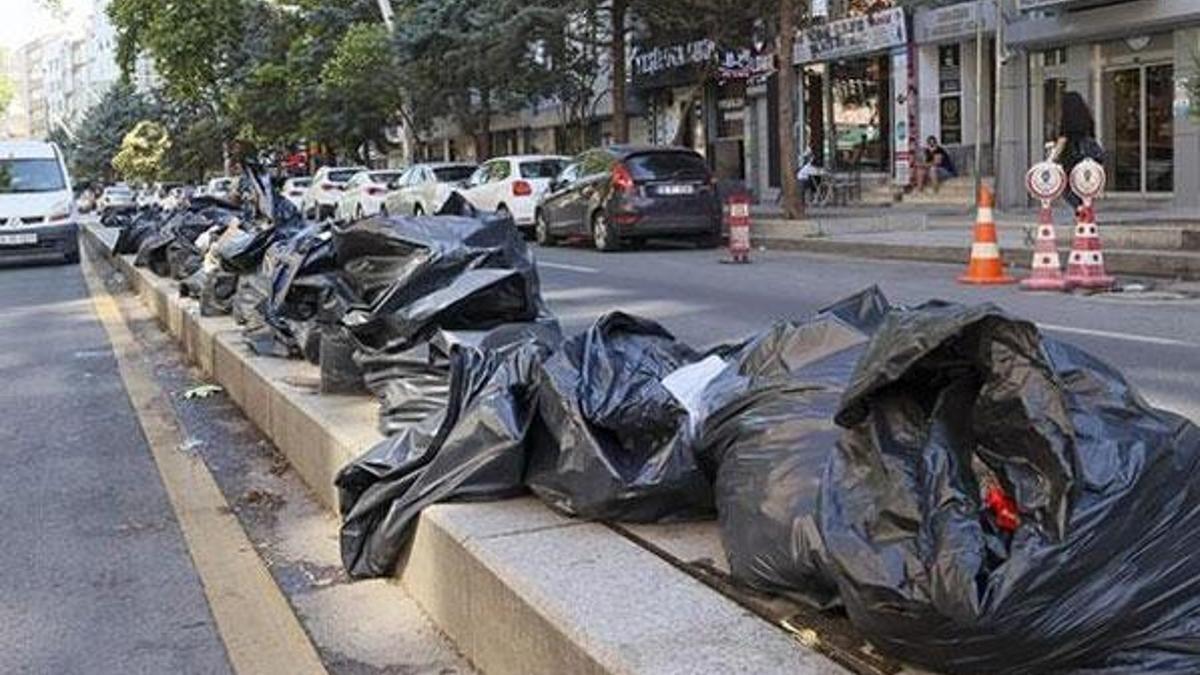 Çankaya'da toplu iş sözleşmesini protesto eden işçiler çöpleri toplamadı