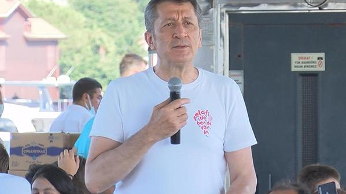 Bakan Ziya Selçuk öğrencilerle bir araya geldi