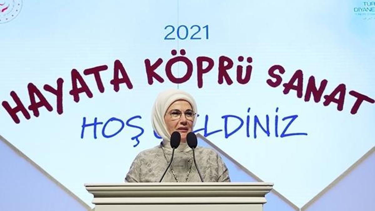 Emine Erdoğan, devlet korumasındaki çocukların hazırladığı tiyatro gösterisini izledi