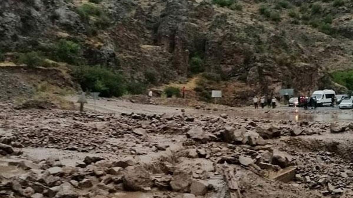 Sel ve heyelan Ardahan - Şenkaya yolunu kapattı!