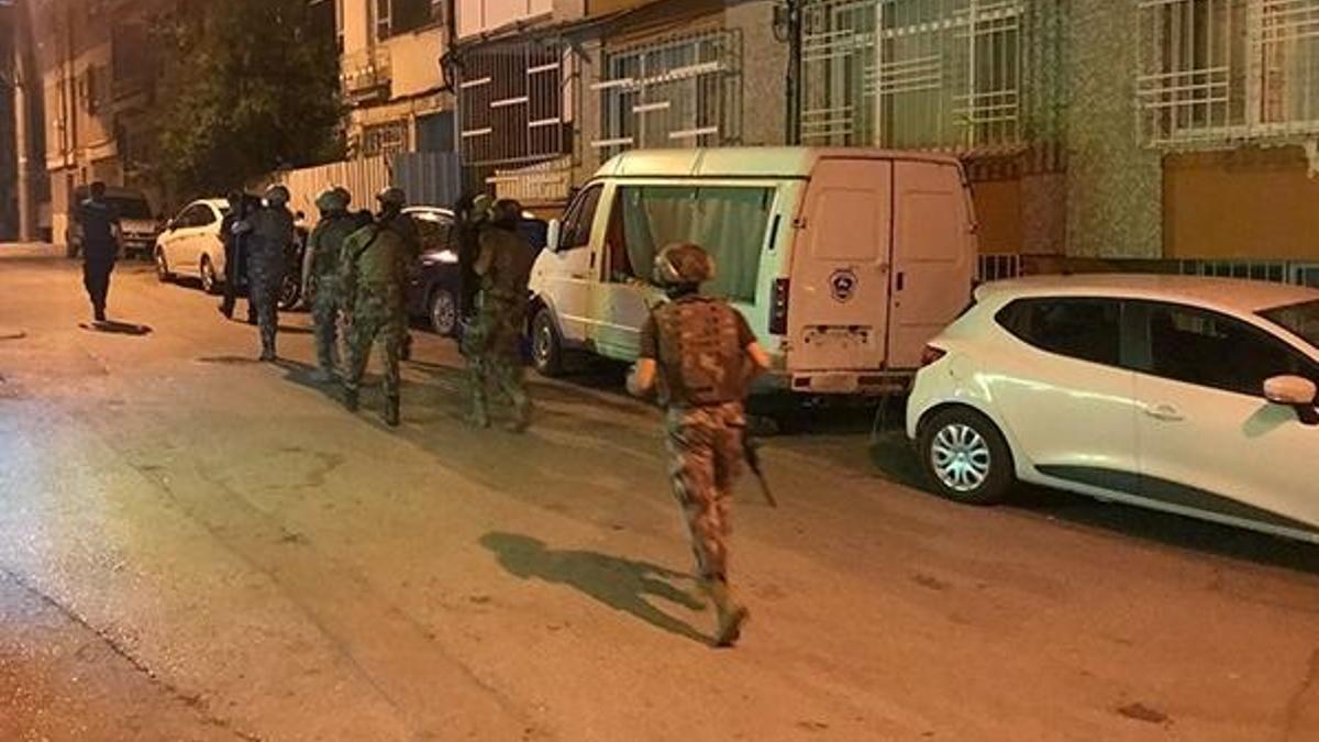 Ablasını odaya kilitleyip balkondan rastgele ateş açan kişi gözaltına alındı