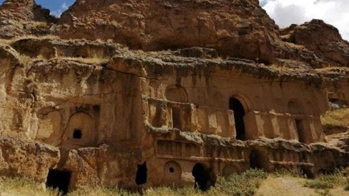 Tarihi manastırda skandal! Böyle görüntülendi!
