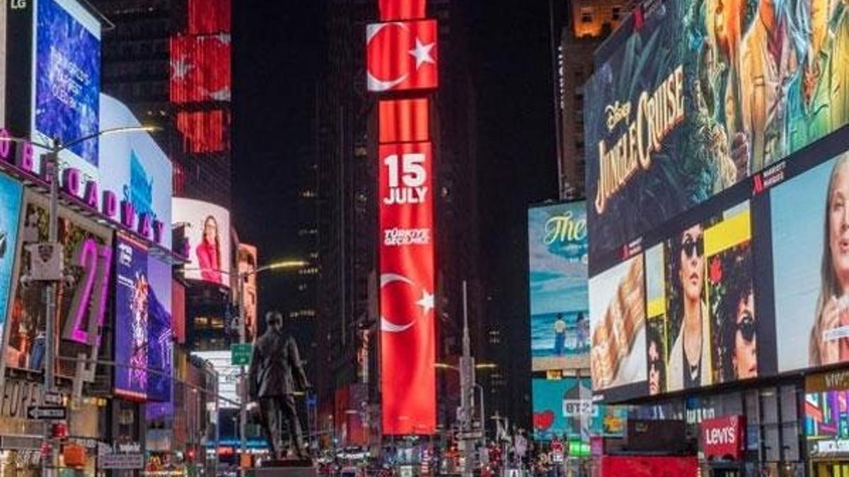 Times Meydanı'nda dev ekrana Türk bayrağı yansıtıldı