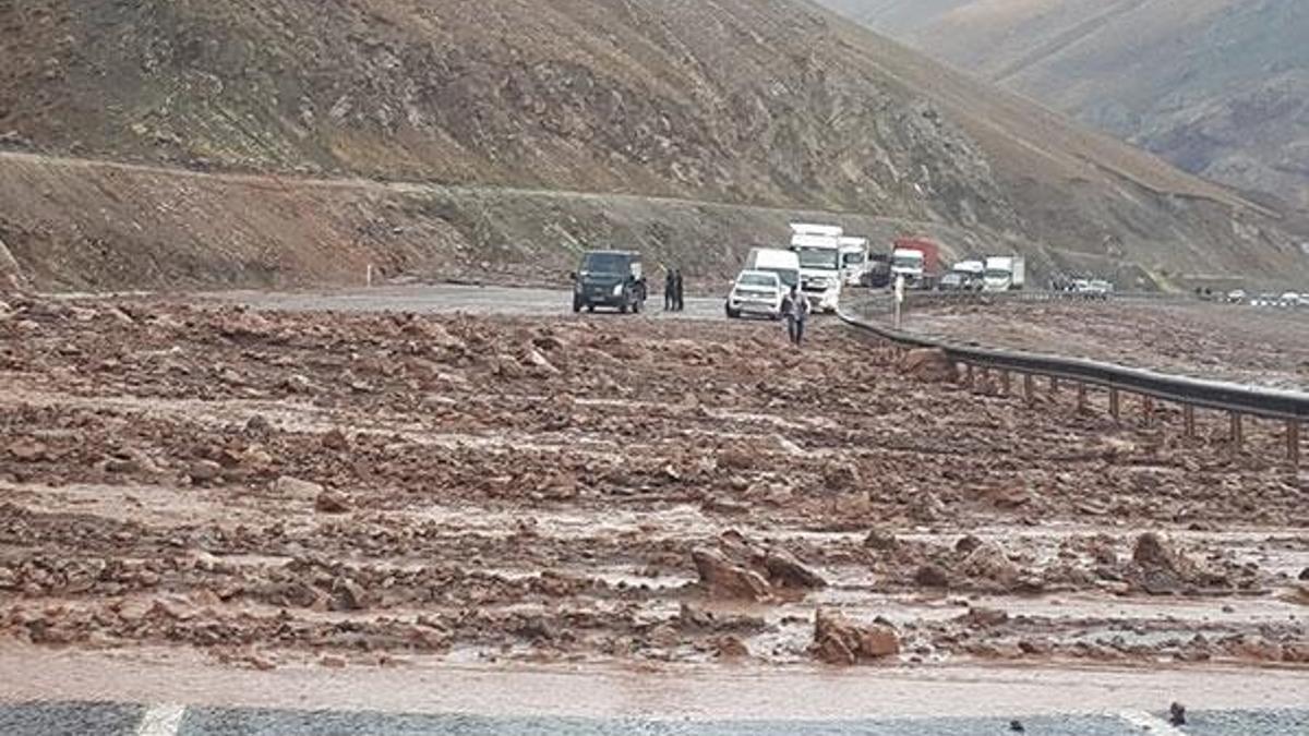 Hakkari - Van karayolunda heyelan, Erciş'te 13 köyde taşkın
