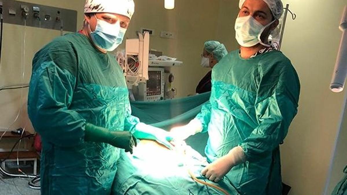 Robotik cerrahi mide çekme ameliyatı yapılan en küçük hasta oldu