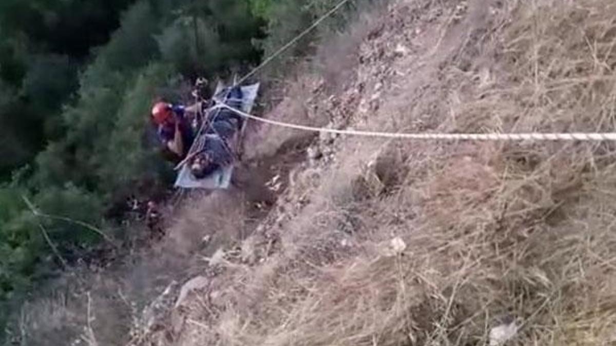 Yamaçta manzara izlerken 30 metre yükseklikten düştü
