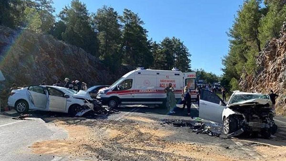 Antalya'da iki otomobil çarpıştı: 1 ölü, 6 yaralı