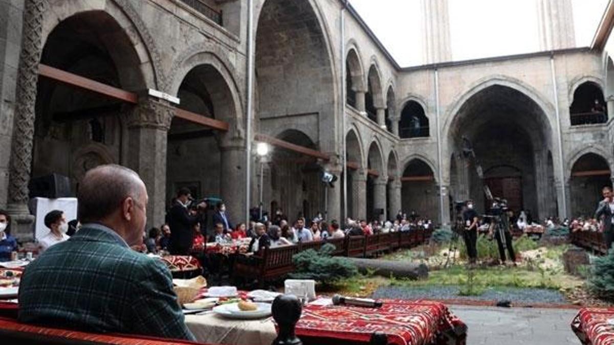 Cumhurbaşkanı Erdoğan Erzurum'da gençlerle buluştu