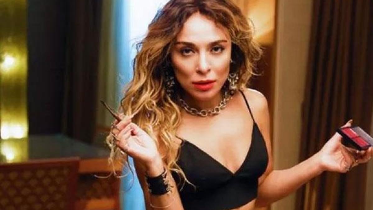 Ziynet Sali derin yırtmaçlı elbisesiyle göz kamaştırdı