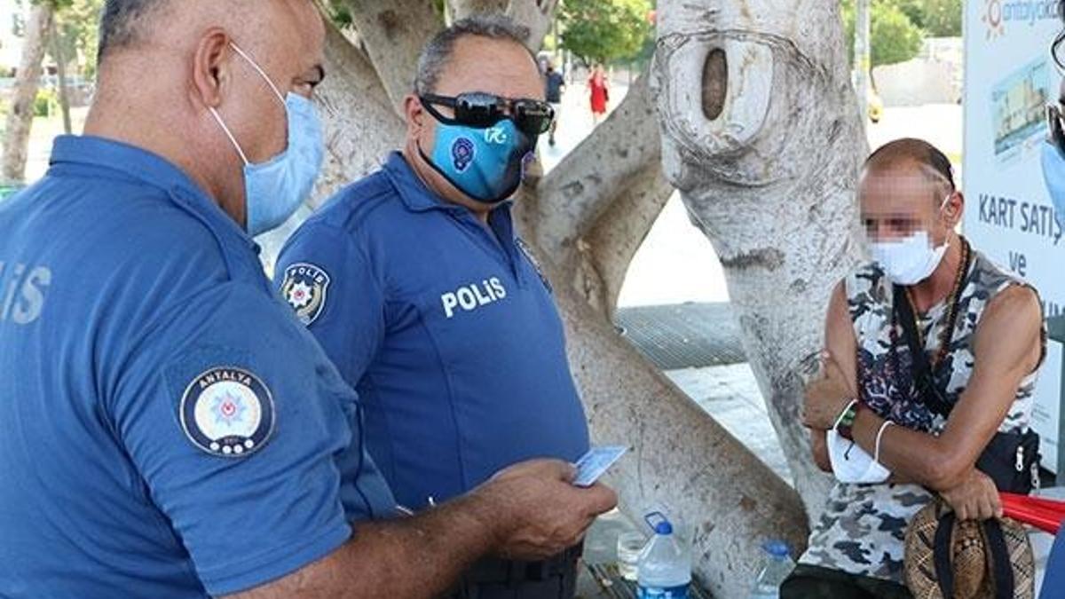 Antalya'da rezalet! Yaşlı adam sokak ortasında iki kadına...