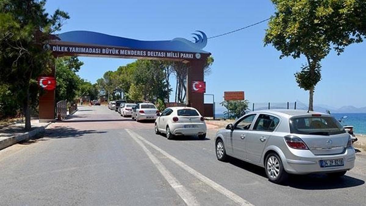 Kuşadasında, yoğunluk nedeniyle Milli Park araç girişine kapatıldı