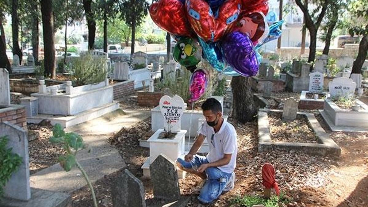 Baloncunun çocuk mezarlarına balon bağlaması yürek burktu