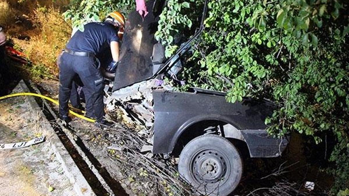 Akılalmaz kaza! Ağaca çarpan otomobil ikiye katlandı