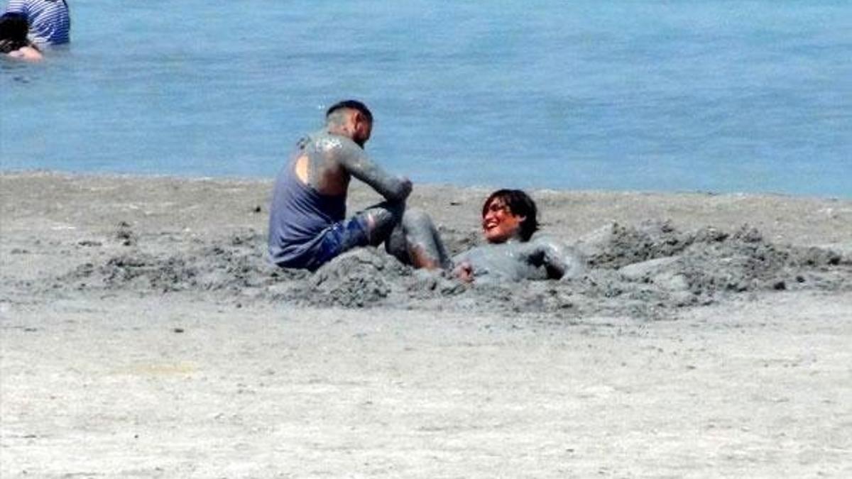 Salda Gölü kıyısında yasağa rağmen akılalmaz görüntüler!  Nargile içip, çamur banyosu yaptılar...