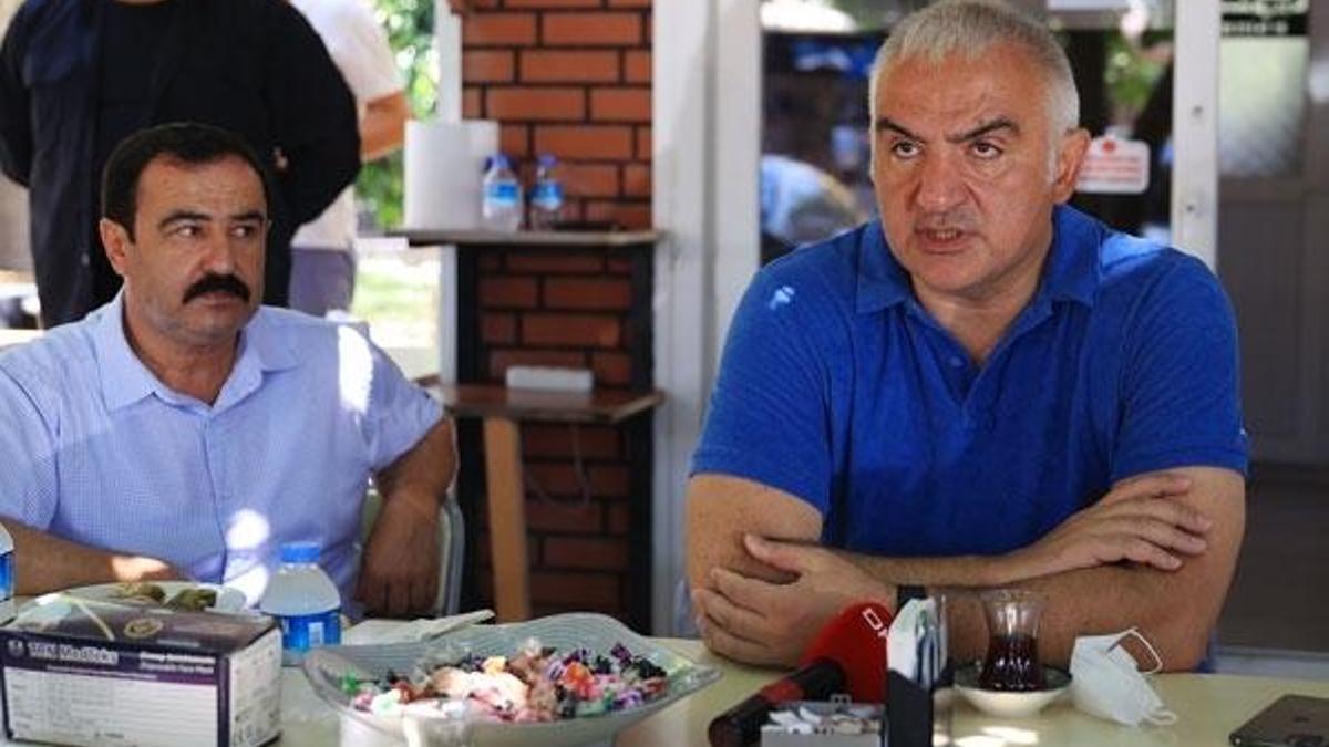 Kültür ve Turizm Bakanı Ersoy, Antalya'da taksi durağını ziyaret etti
