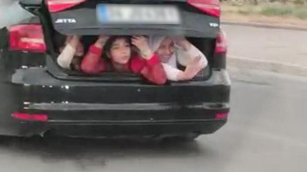 Görenler dehşete kapıldı! Bagajda tehlikeli yolculuk