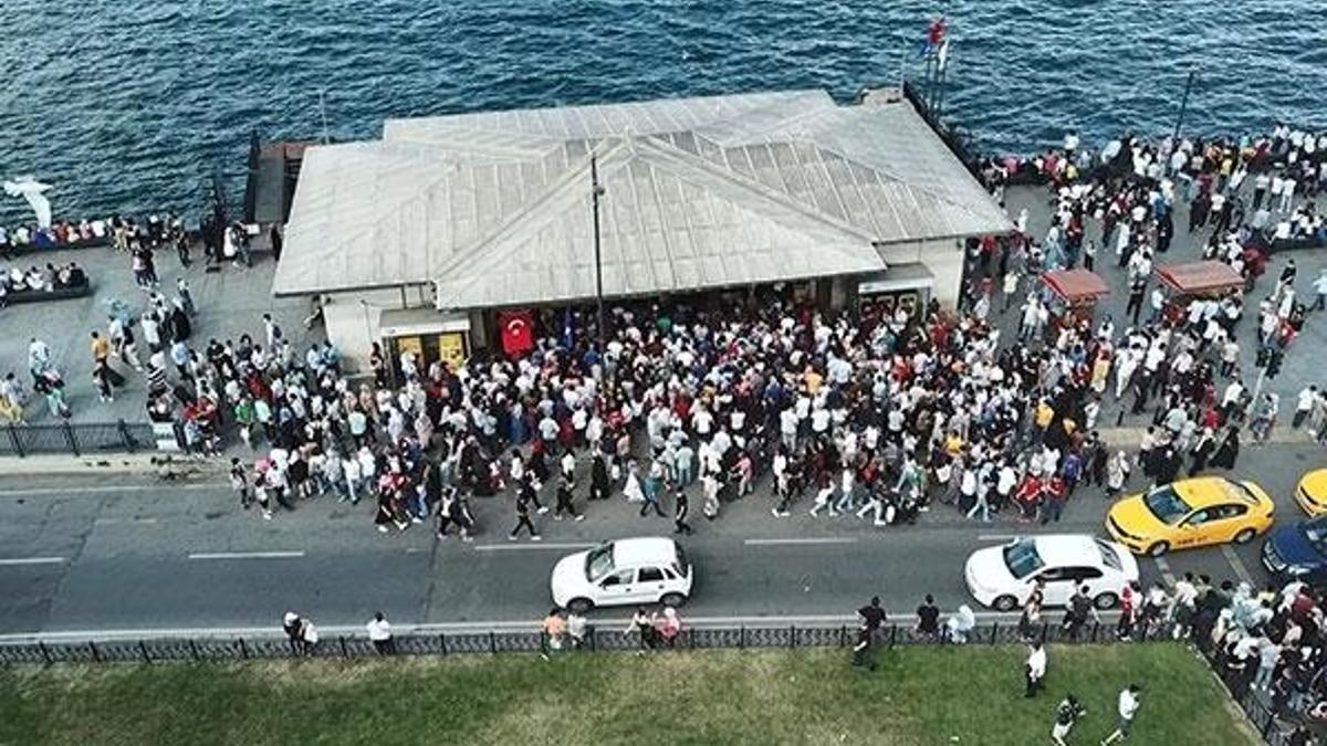 İstanbul'da şoke eden görüntüler! Kalabalıktan araçlar hareket edemedi