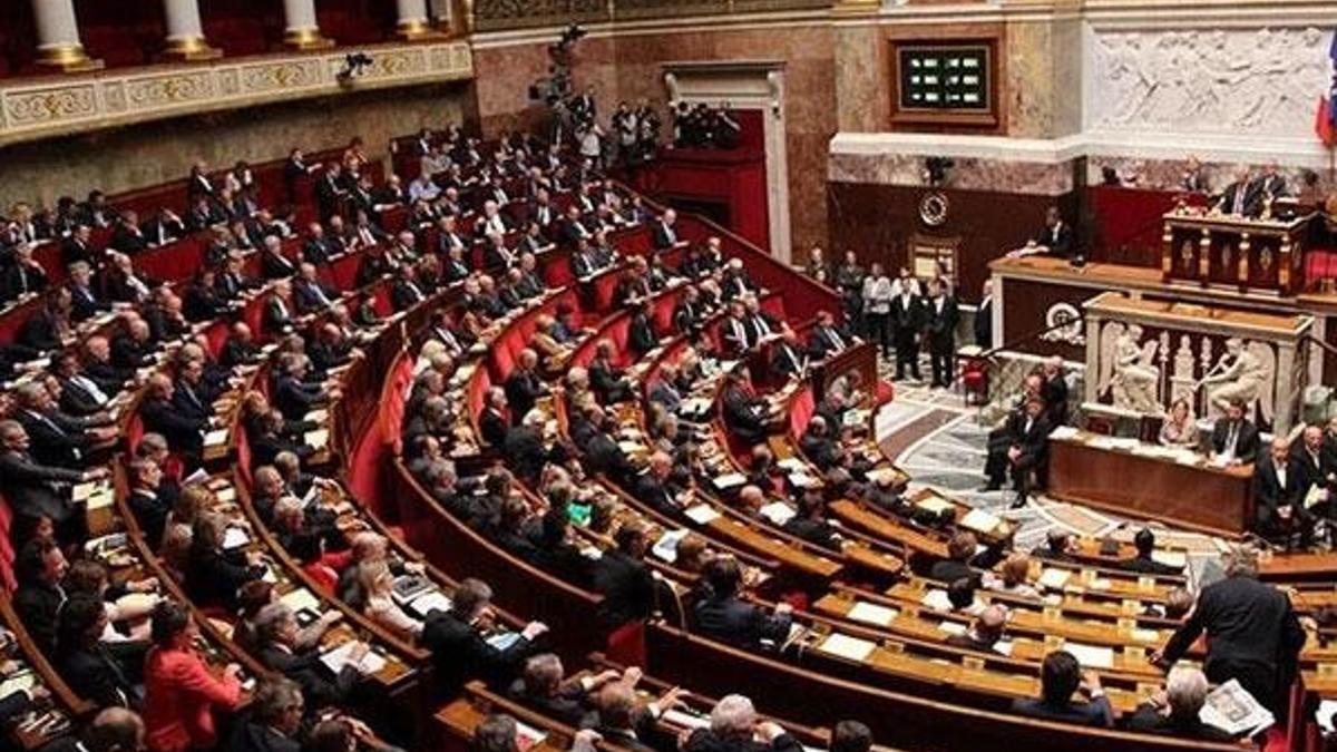 Fransa'da Müslümanlarla ilgili skandal tasarı yasalaştı