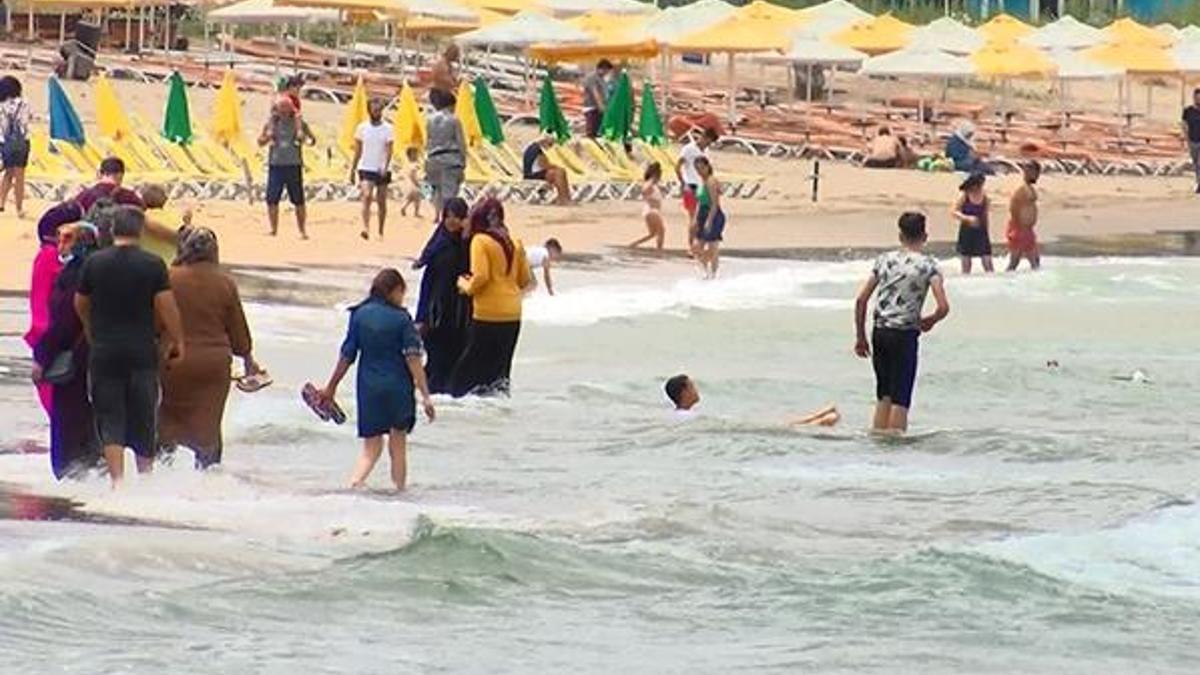 Şile'de yasağa rağmen denize girdiler