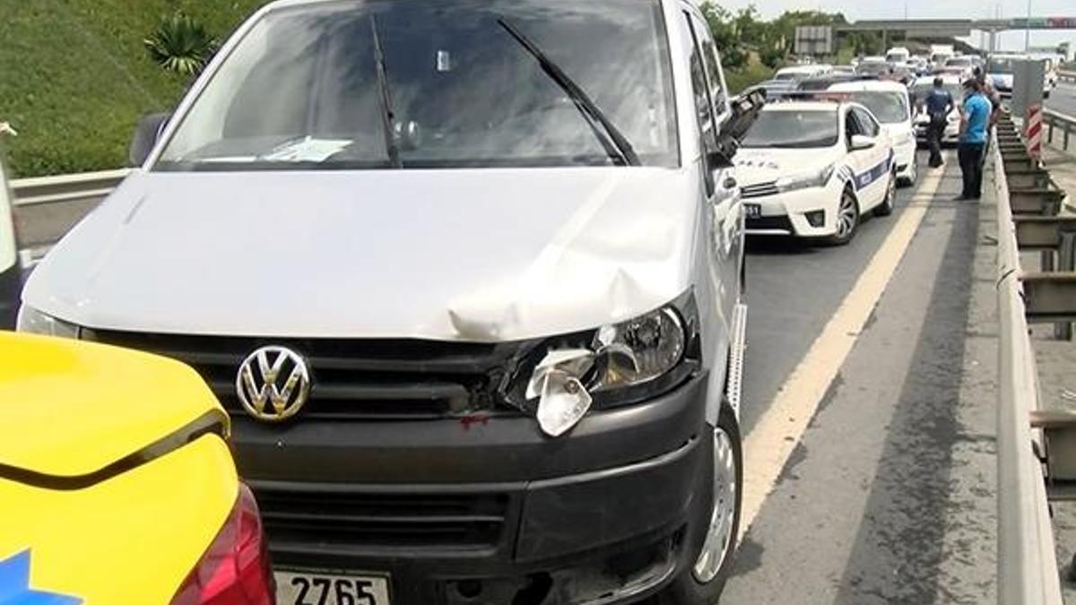 Kazayı kontrol etmek için araçtan inen yolcuya minibüs çarptı!