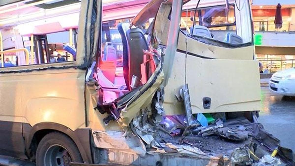 İstanbul'da minibüs kaza yaptı: Çok sayıda yaralı var