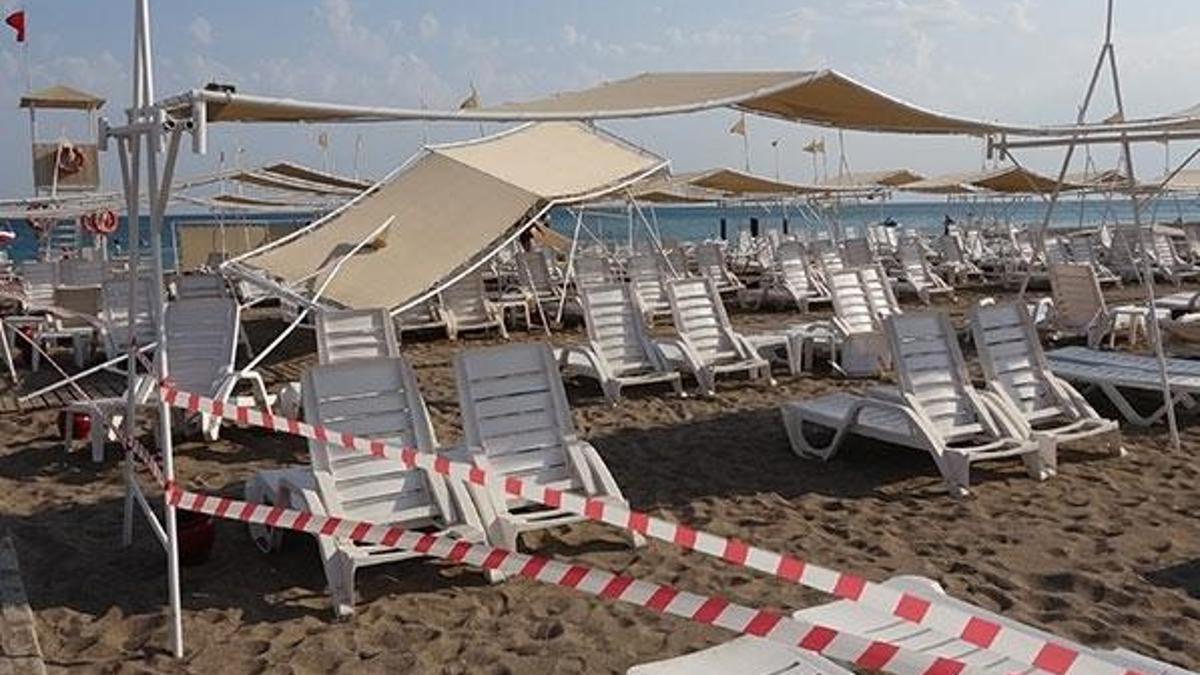 Antalya'da sahili 'hortum' vurdu, 6 turist yaralandı