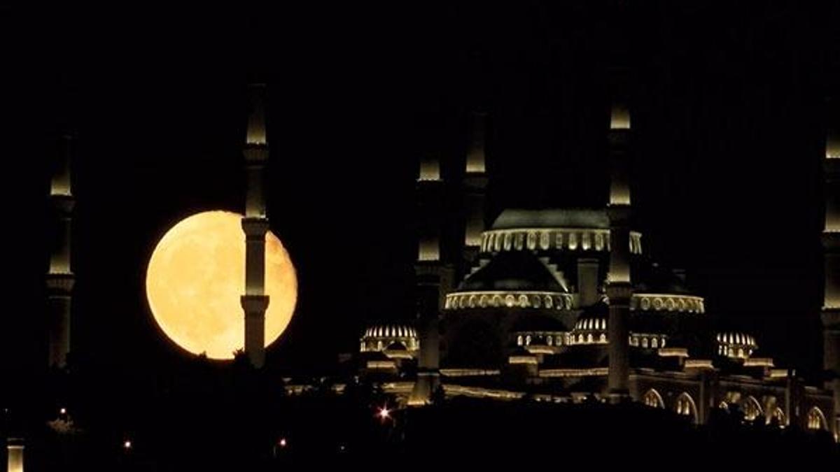İstanbul'da dolunay kartpostallık görüntüler oluşturdu