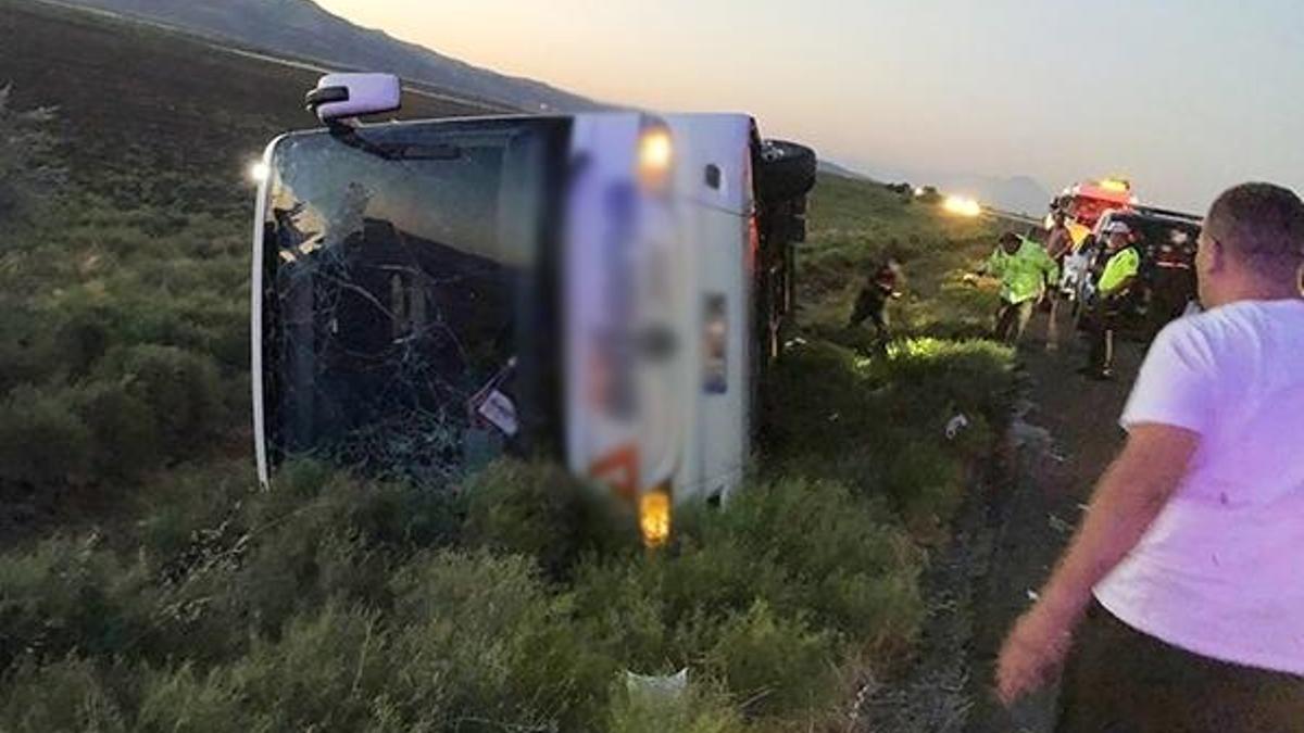 Yolcu otobüsü devrildi! Onlarca yaralı var
