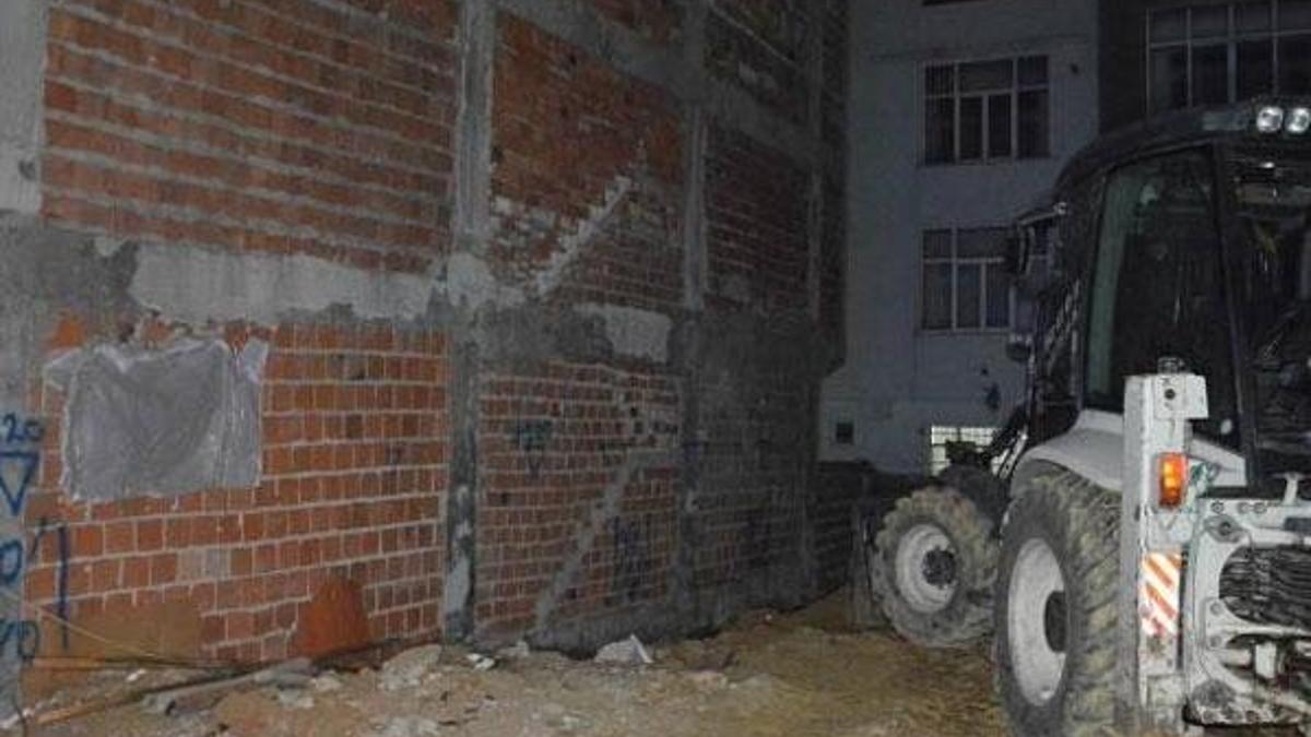 Sultangazi'de iki bina çökme riski nedeniyle boşaltıldı