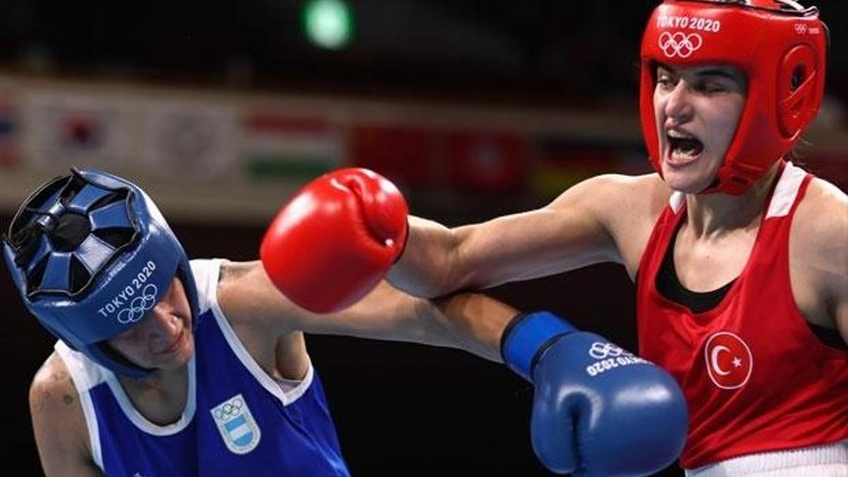 2020 Tokyo Olimpiyat Oyunları'nda kadınlar 60 kiloda milli boksör Esra Yıldız, çeyrek finale yükseldi