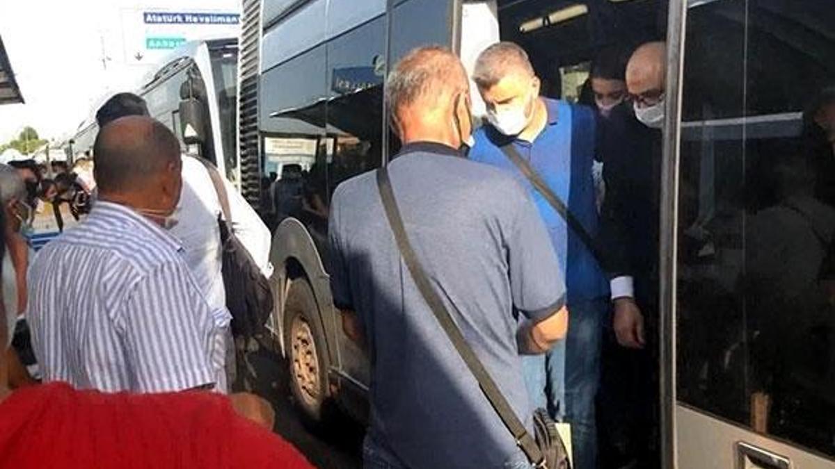 Klima bozulunca metrobüsteki yolcular araçtan indirildi
