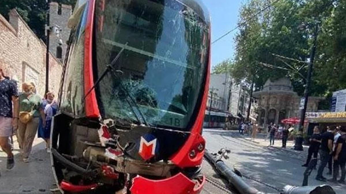 İstanbul'da raydan çıkan tramvay elektrik direğine çarptı