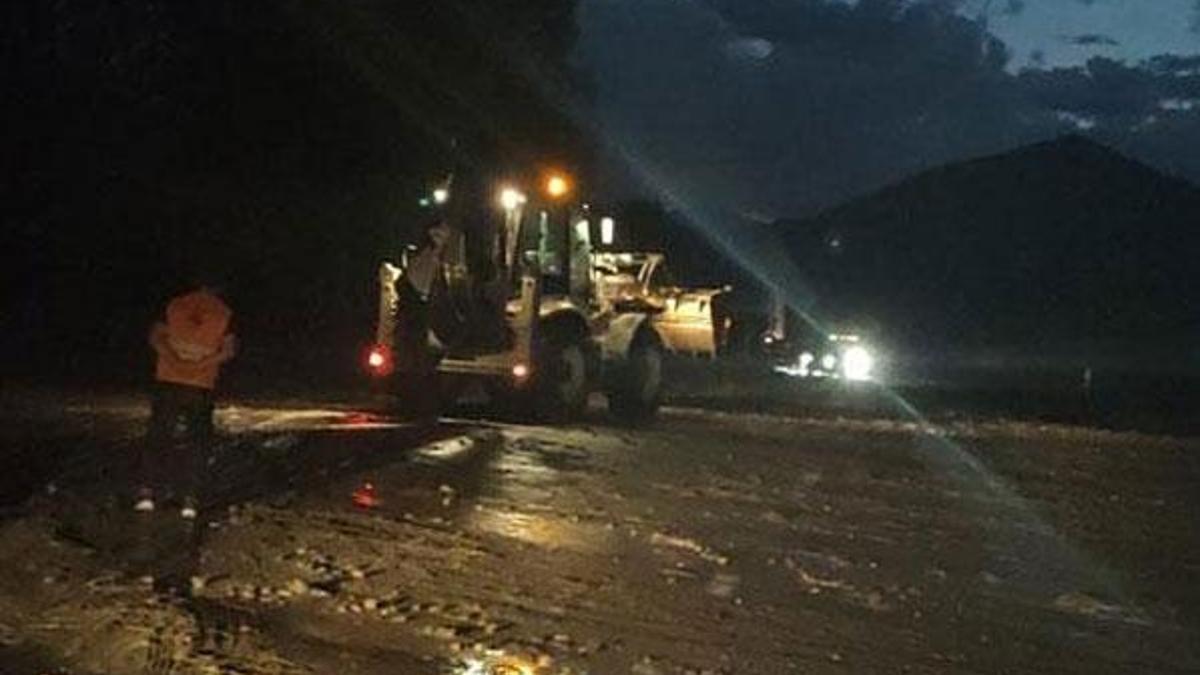 20 dakikalık sağanak sele neden oldu, karayolu ulaşıma kapandı