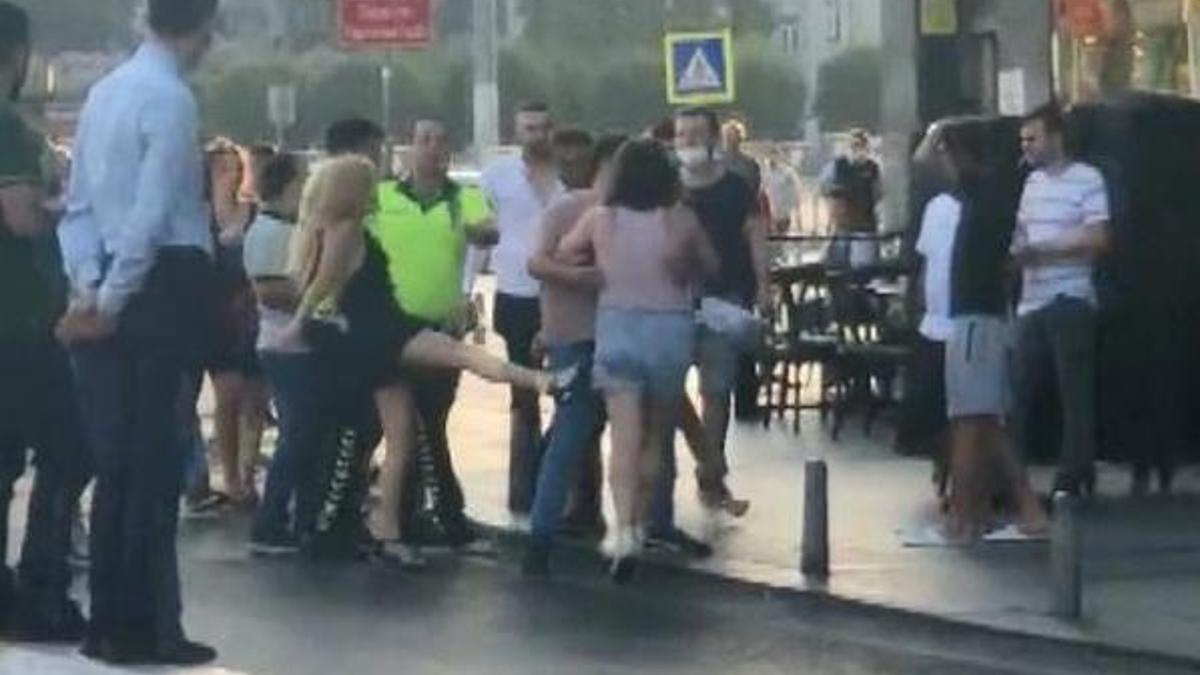 Kadınlar bir anda birbirine girdi ortalık karıştı! Çevredekiler ayıramadı!