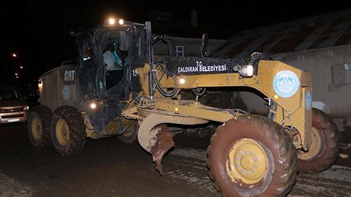 Van'ın 2 ilçesinde sel nedeniyle evleri su bastı, hayvanlar telef oldu