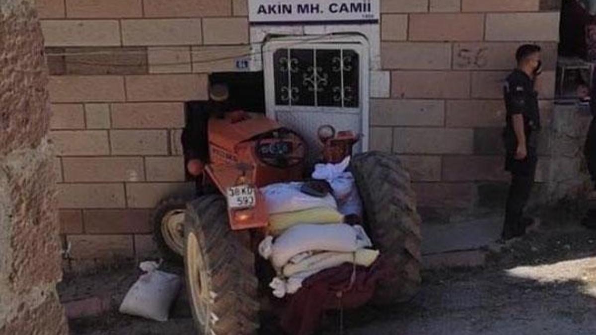 Traktörüyle cami duvarına çarpan sürücü hayatını kaybetti!