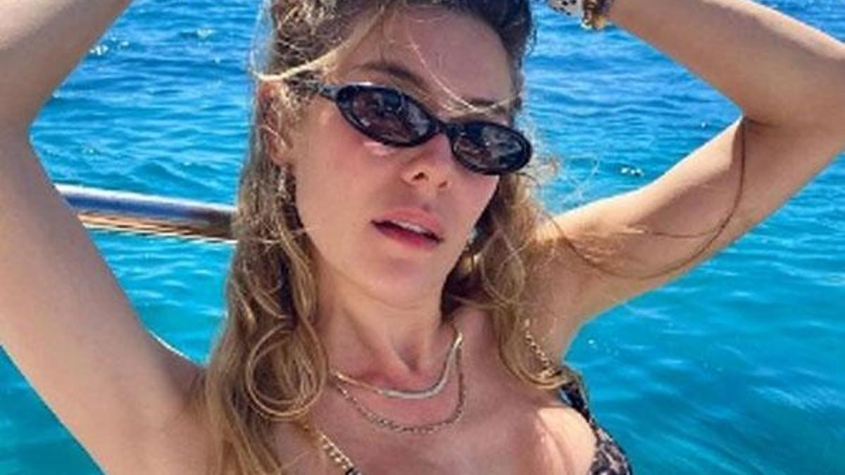 Ege Kökenli formunu bakın nasıl koruyor!