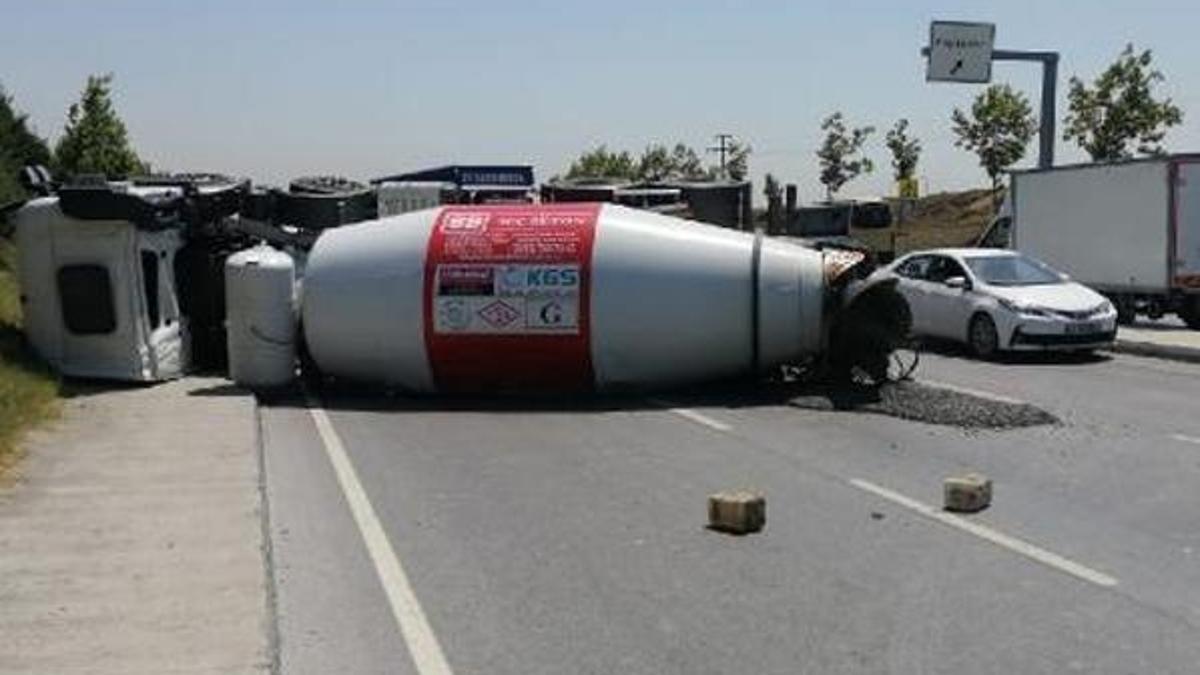 Arnavutköy'de beton mikseri yan yattı! Trafik durma noktasına geldi