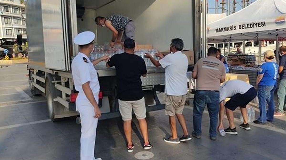 Aksaz Deniz Üs Komutanlığı'nın yardım kolileri Kızılay'a teslim edildi