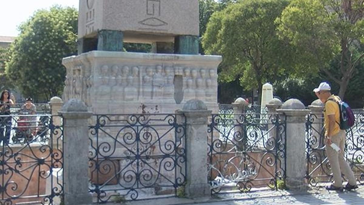 Sultanahmet Meydanı'nda tepki çeken görüntü! 'Boya mı kan mı belli değil'