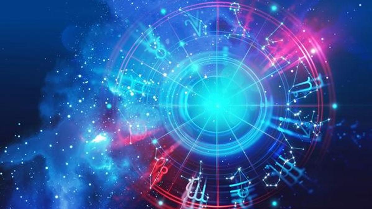 Kova burcu kadını hoşlandığını nasıl belli eder? Kova burcu kadını aşık olursa ne yapar?