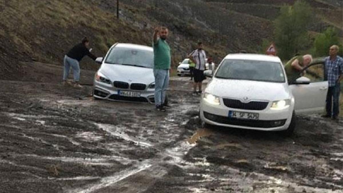 Erzurum-Bayburt kara yolunda heyelan: Yol ulaşıma kapandı
